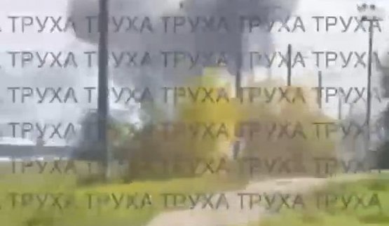 Момент прилета российского беспилотника по железнодорожному вокзалу в Шостке Сумской области