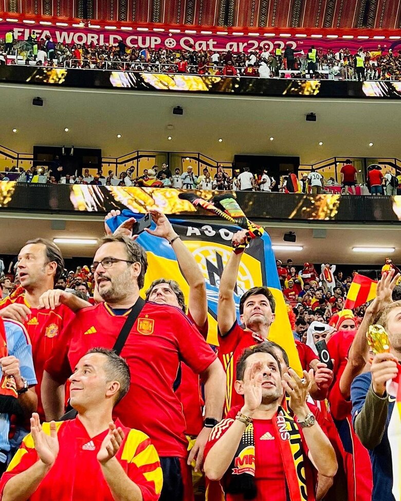 Представники FIFA відібрали прапор полку Азов у іспанських фанатів під час матчу ЧС-2022 02
