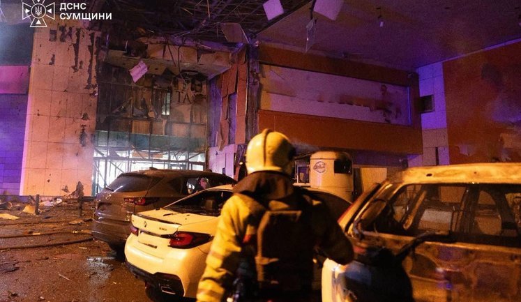 В.о. міського голови Сум Артем Кобзар: "Більшість заправок уже захищена сітками. Щоправда, від одного виду озброєння сітка захищає, від іншого — ні"