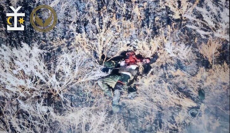 Окупант показує середній палець нашому дрону і за мить підриває себе гранатою. ВIДЕО 18+