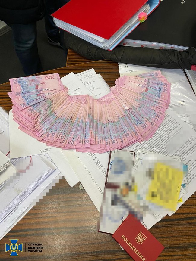 В Киеве чиновник коммунального предприятия задержан при получении 24 тыс. грн взятки за согласование размещения рекламы, - СБУ 03