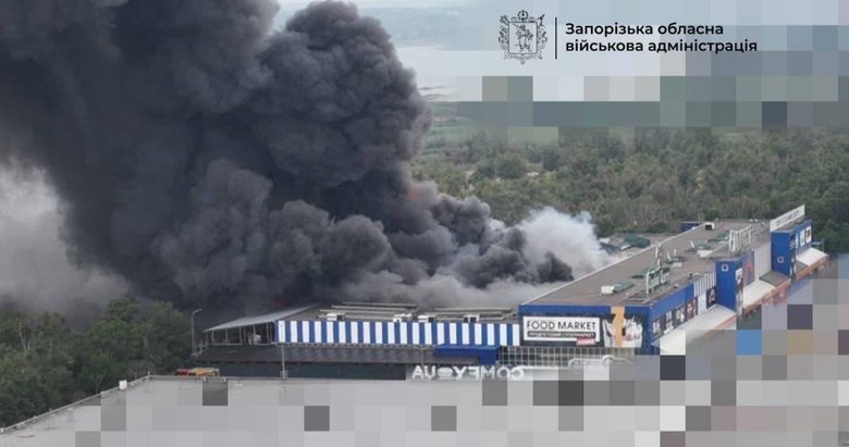 Росіяни вдарили по ТЦ у Запоріжжі: що відомо?