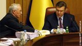 Отправляясь в отпуск Янукович оставил в Кабмине Азарова за старшего