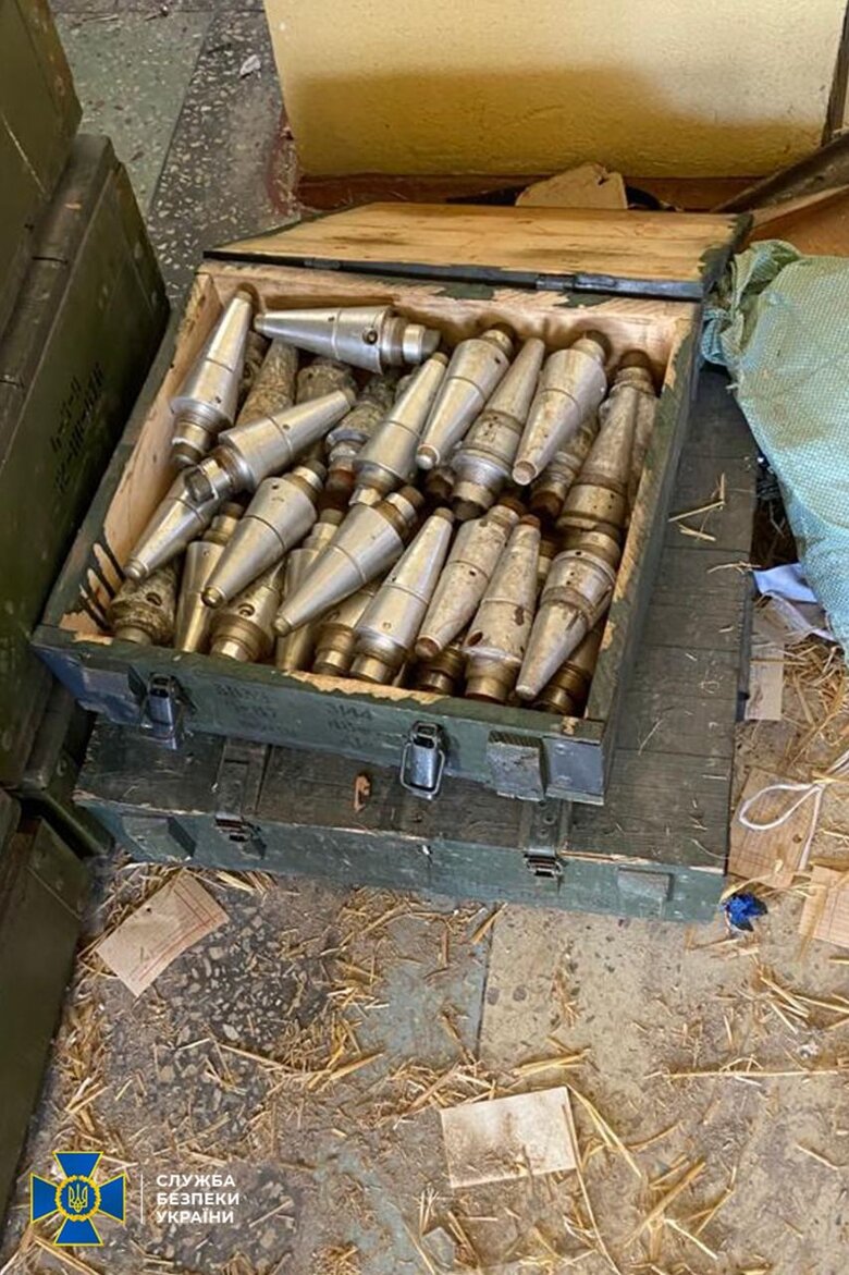 СБУ обнаружила склад российского оружия на освобожденной территории Херсонской области 02