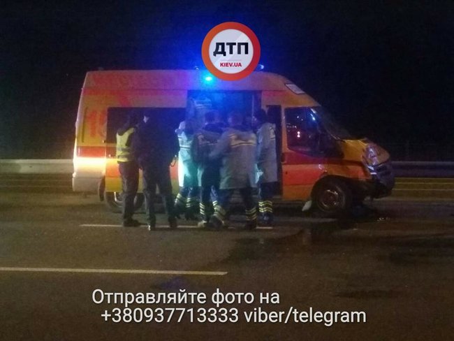 Ночью в Киеве произошло ДТП с участием кареты скорой помощи, перевозившей ребенка. Пострадали 4 человека 01