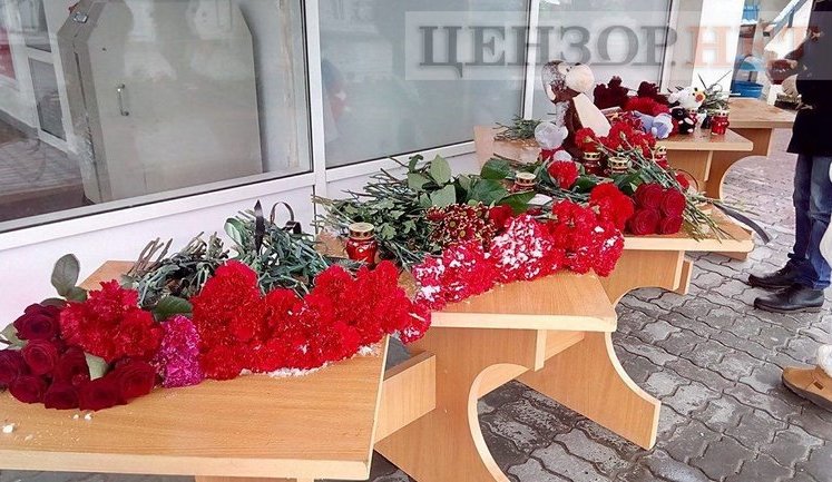 Россияне несут цветы в аэропорт Ростова. ФОТОрепортаж