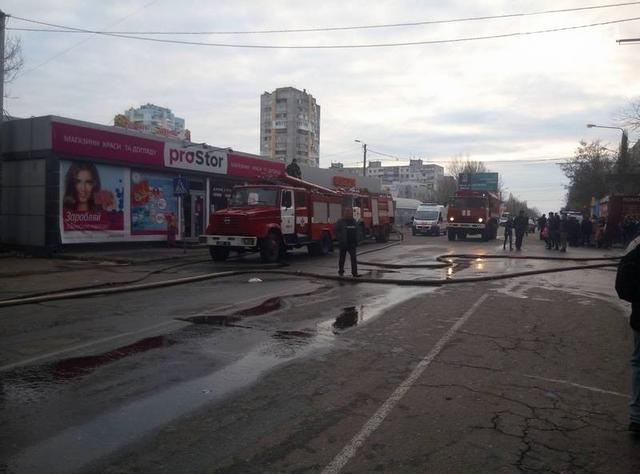 На одеському ринку виникла велика пожежа 04
