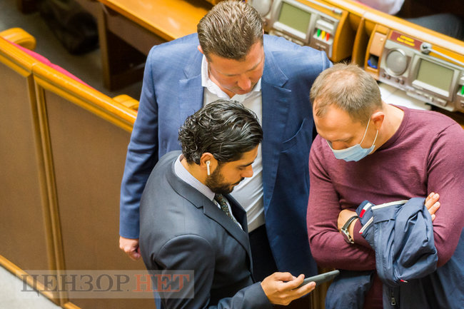 Ківа і сторіз оголених дівчат, Яценко в гостях у слуг народу і Куницький, який шепоче на вухо Забуранній, - робота ВР 15 вересня 17