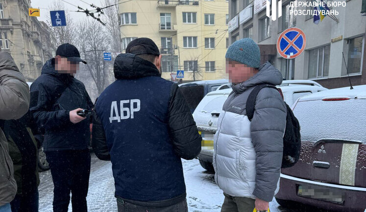 Виманював гроші у родин загиблих та зниклих безвісти військових: у Львові затримано адвоката, - ДБР. ФОТОрепортаж