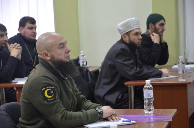 "Бог і Україна": в Нацакадемії сухопутних військ почалися пілотні курси з підготовки військових капеланів 05