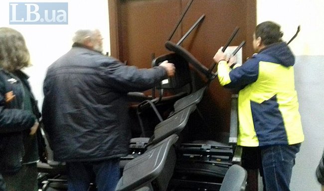 Бидло, я тебе запамятав, сука, бл#дь: прихильники Філарета увірвалися в київський суд, від них забарикадувалися стільцями 01