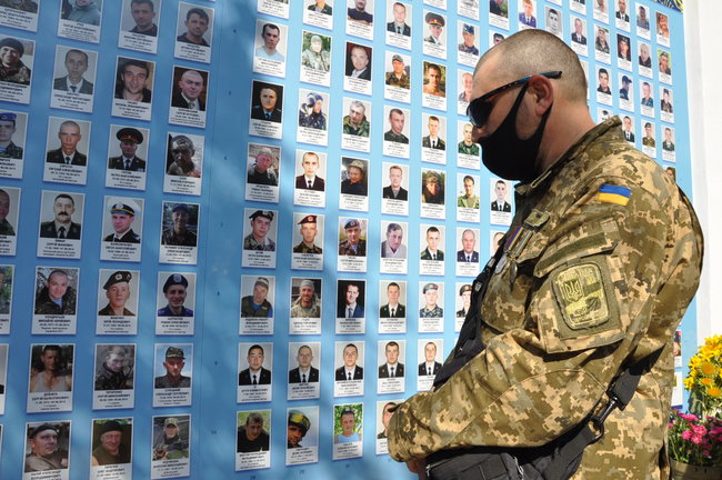 Стену памяти героев в Киеве обновили и освятили 12