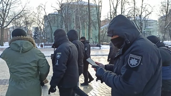 Чемодан, вокзал, Камбоджа: в Киеве попытались провести акцию в память о жертвах леворадикального насилия 07