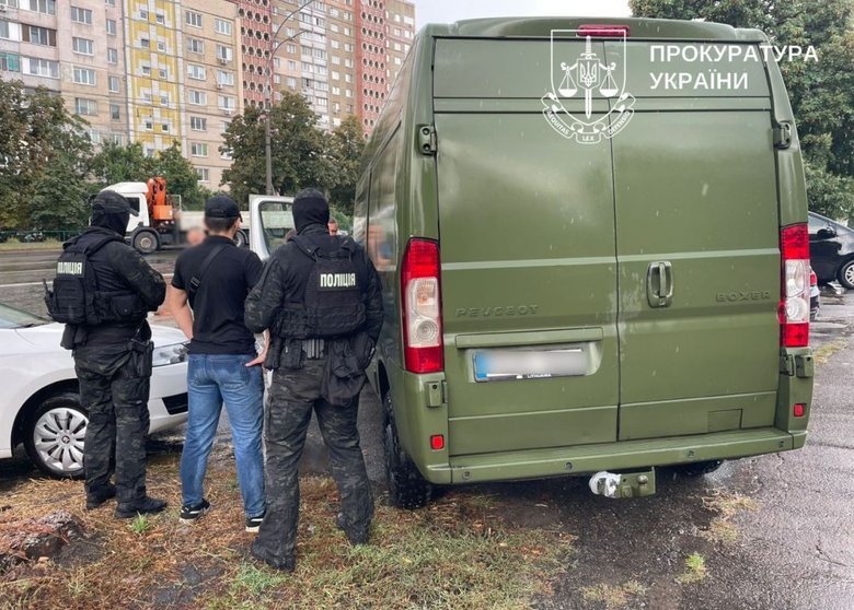 Женщина продавала автомобили, ввезенные для ВСУ