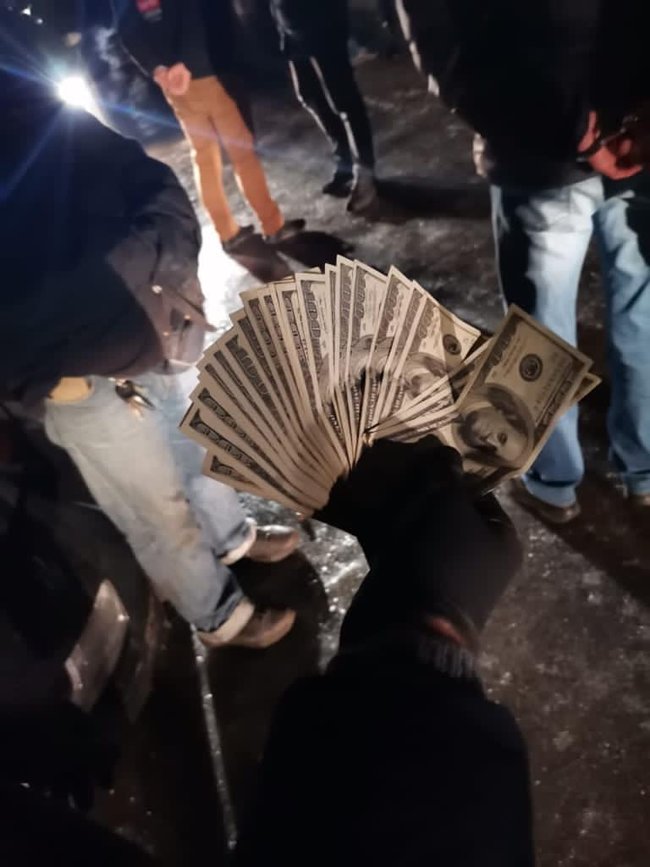 Столичные полицейские удерживали мужчину в гараже и требовали $3 тыс. взятки 01 Столичные полицейские удерживали мужчину в гараже и требовали $3 тыс. взятки 01