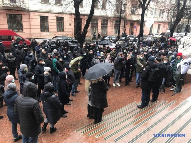 Підприємці пікетують Чернівецьку ОДА, виступаючи проти запровадження карантину червоної зони 05