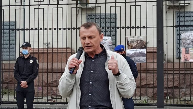 У Києві під посольством РФ в ході акції в память загиблих на Донбасі воїнів спалили Кремль 24 У Києві під посольством РФ в ході акції в память загиблих на Донбасі воїнів спалили Кремль 24