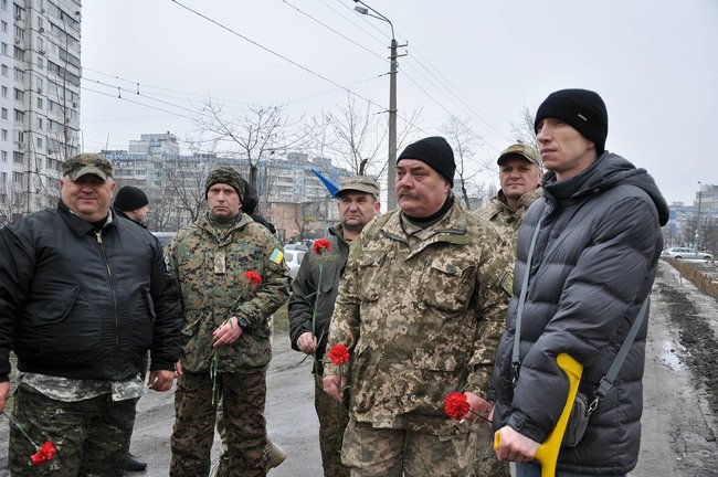 Учасники АТО та мешканці Києва поклали на Троєщині квіти до памятника Воїну-добровольцю 11