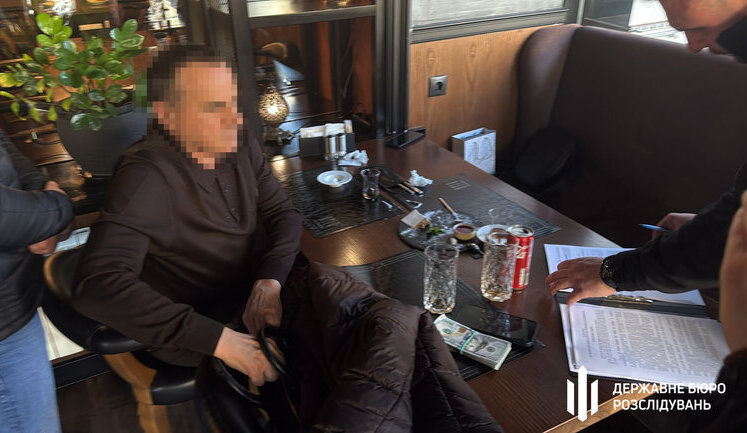 ГБР задержало депутата Житомирского облсовета, который за $10 000 "устраивал" на работу в госучреждения. ФОТОрепортаж