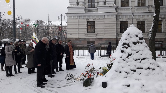 Память Героев Небесной Сотни почтили в Вильнюсе, - МИД 02