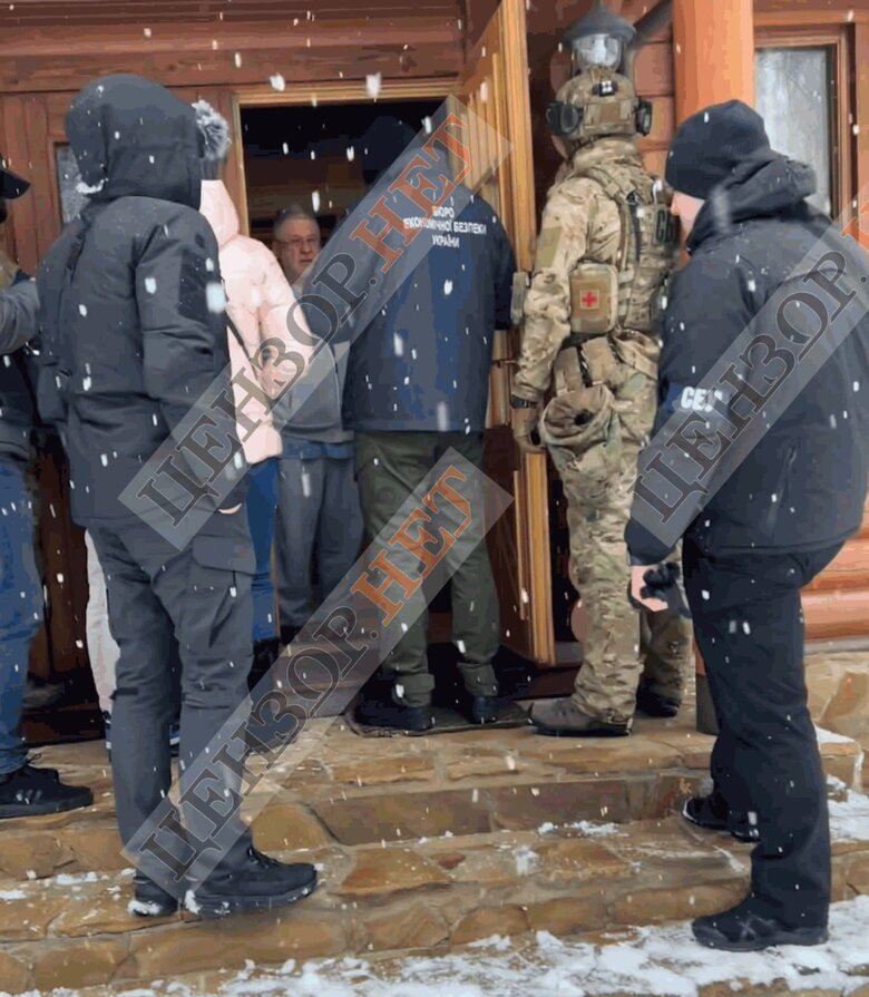 Обшук у будинку Коломойського 02