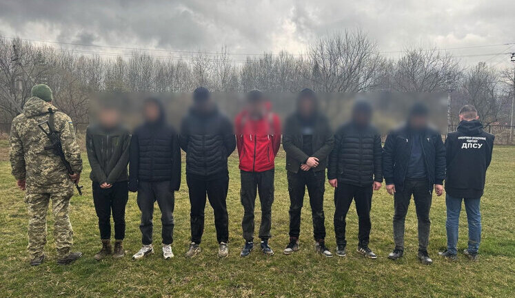 Намагалися перетнути кордон із Румунією: на Буковині затримано 6 порушників на чолі із неповнолітнім провідником, - ДПСУ. ВIДЕО