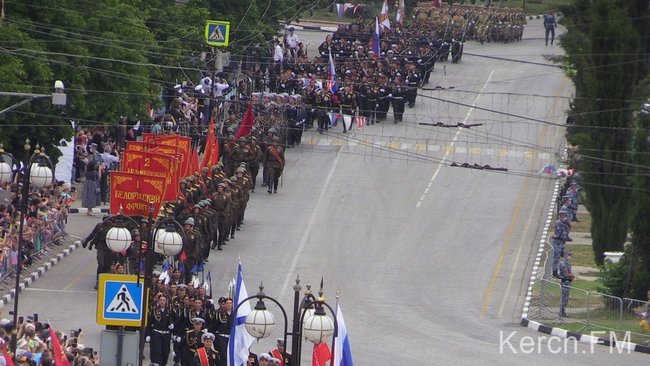 Оккупанты провели в Крыму сразу два военных парада 25