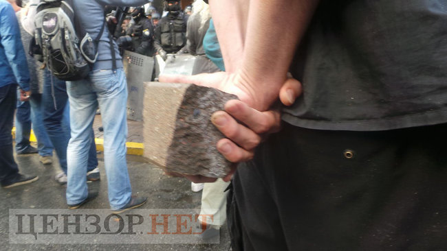 Під час мітингу під ГПУ проти екстрадиції в РФ Тумгоєва сталися сутички: мітингувальники бють вікна, їх у відповідь поливають водою зі шлангів 62