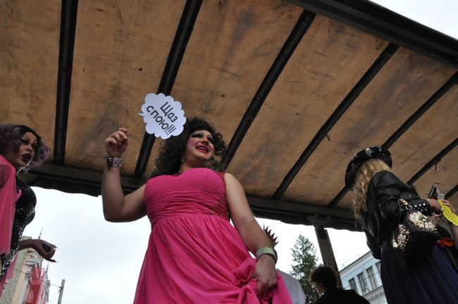 Руху ЛГБТ-маршу намагалася перешкодити жінка, яка лягла на асфальт і кричала про перетворення хлопчиків на геїв 46