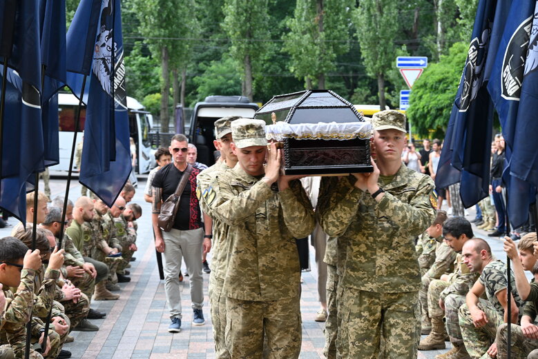 У Володимирському соборі попрощалися із загиблим у боях за Україну воїном Микитою Оптимістом Красновідом 07