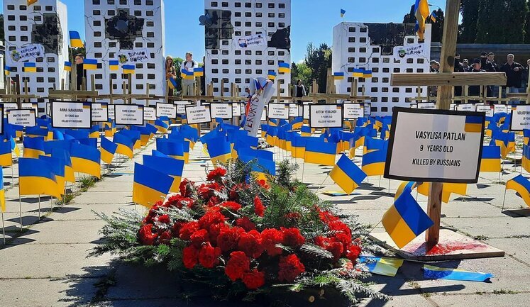 Activists forced ambassador of Russian Federation in Warsaw to lay flowers in front of installation in memory of Ukrainians who died due to Russian aggression. PHOTO