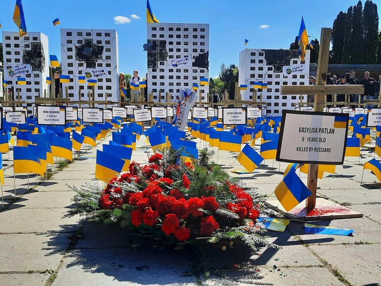 Активісти змусили посла РФ у Варшаві покласти квіти до інсталяції пам’яті українців, які загинули через російську агресію 01