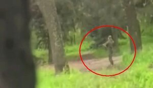 Пьяный захватчик "увидел фашистов" в пустом парке оккупированного Токмака и начал стрелять из автомата. ВИДЕО