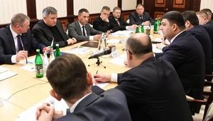 За три роки плануємо побудувати на дорогах 500 кільцевих розв'язок, 500 острівців безпеки і 1000 пішохідних переходів, - Гройсман