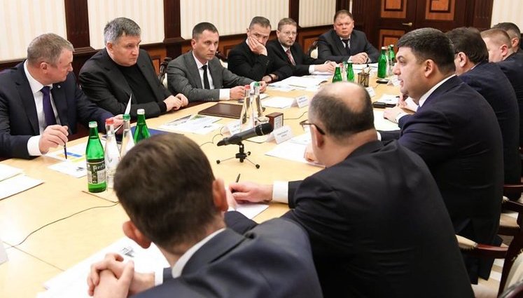 За три роки плануємо побудувати на дорогах 500 кільцевих розв'язок, 500 острівців безпеки і 1000 пішохідних переходів, - Гройсман