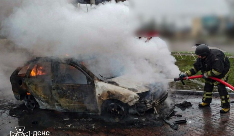 Ворожий дрон атакував автозаправну станцію у Херсоні. ФОТОрепортаж