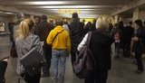 Станции киевского метро "Почайна", "Оболонь" и "Тараса Шевченко" закрыты из-за поломки поезда. ФОТОрепортаж