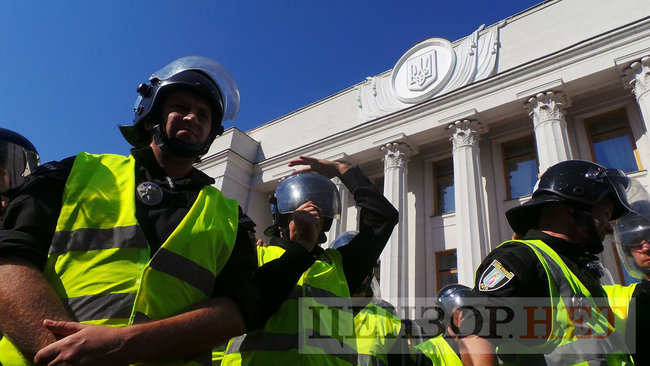 Президент обіцяв, - Нацкорпус пікетує Раду з вимогою спрощення процедури отримання громадянства учасниками АТО 42