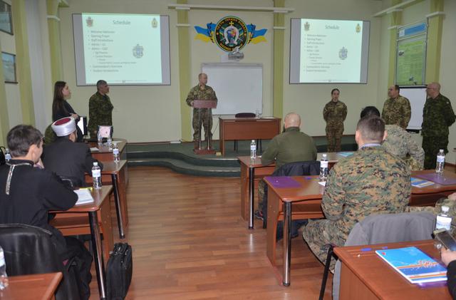 "Бог і Україна": в Нацакадемії сухопутних військ почалися пілотні курси з підготовки військових капеланів 04