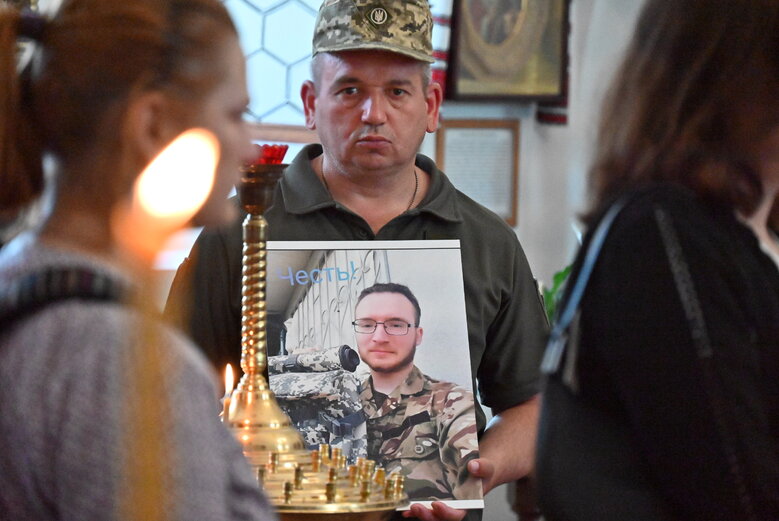 Зі скрипалем та воїном Давидом Якушиним, який загинув у бою з окупантами, попрощалися в Києві 14