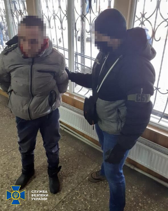 Ukrainian counterintelligence officers detain two FSB agents 02