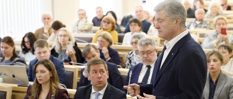 Санкції проти Порошенка. Захист заявив про фальсифікацію документів