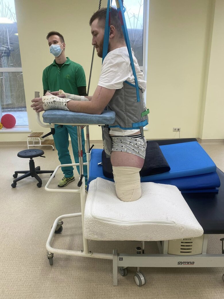 Воин Олег Симороз, подорвавшийся на противотанковой мине и потерявший обе ноги, показал фото через 3 месяца реабилитации 02 Воин Олег Симороз, подорвавшийся на противотанковой мине и потерявший обе ноги, показал фото через 3 месяца реабилитации 02