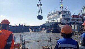 Рашисты смародерили очередную партию украинского металла из Мариупольского порта. ВИДЕО
