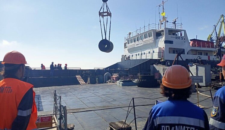 Рашисты смародерили очередную партию украинского металла из Мариупольского порта. ВИДЕО