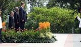 Грандиозный Янукович поинтересовался у маленьких сингапурцев доступным жильем. ФОТОрепортаж