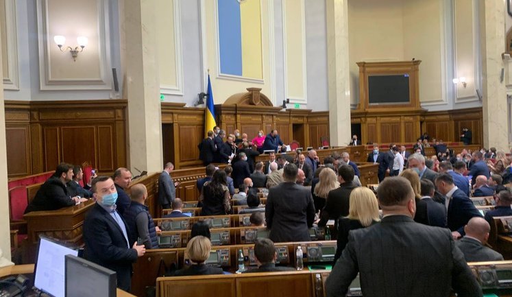 Нардепи посперечалися в Раді через спецпроцедуру для законопроєкту про місцеві держадміністрації: парламент пішов на перерву. ВІДЕО+ФОТО