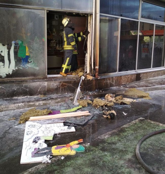 Пожежа в магазині Рошен у столиці: приміщення зайнялося зовні 03