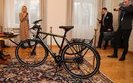 Kaljulaid presents electric bicycle to Zelenskyi. PHOTOS