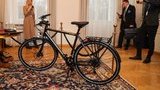 Kaljulaid presents electric bicycle to Zelenskyi. PHOTOS
